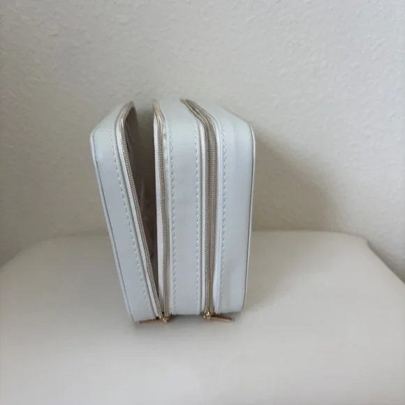 Jewelry box with included earrings set NWT - Picture 4 of 6